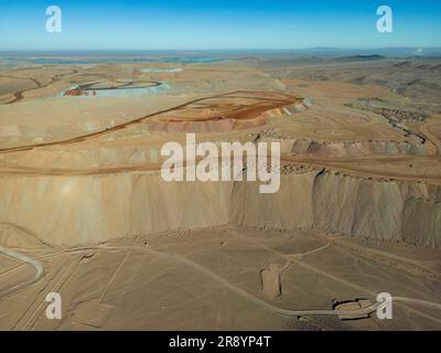 Blick aus der Vogelperspektive auf Cerro Dominador, ein riesiges Gebiet in der Atacama-Wüste, wo Mineralien aus dem trockenen Boden gewonnen werden; Antofagasta, Chile, Südamerika Stockfoto