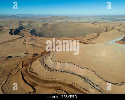 Blick aus der Vogelperspektive auf Cerro Dominador, ein riesiges Gebiet in der Atacama-Wüste, wo Mineralien aus dem trockenen Boden gewonnen werden; Antofagasta, Chile, Südamerika Stockfoto