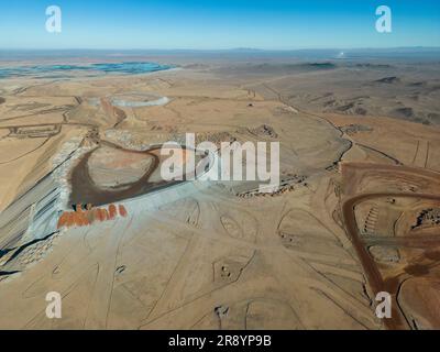 Blick aus der Vogelperspektive auf Cerro Dominador, ein riesiges Gebiet in der Atacama-Wüste, wo Mineralien aus dem trockenen Boden gewonnen werden; Antofagasta, Chile, Südamerika Stockfoto