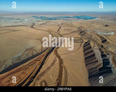 Blick aus der Vogelperspektive auf Cerro Dominador, ein riesiges Gebiet in der Atacama-Wüste, wo Mineralien aus dem trockenen Boden gewonnen werden; Antofagasta, Chile, Südamerika Stockfoto