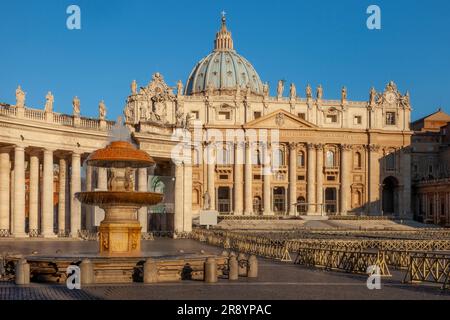 Am frühen Morgen auf der Piazza San Pietro, Vatikanstadt, Rom, Italien Stockfoto