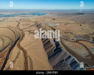 Blick aus der Vogelperspektive auf Cerro Dominador, ein riesiges Gebiet in der Atacama-Wüste, wo Mineralien aus dem trockenen Boden gewonnen werden; Antofagasta, Chile, Südamerika Stockfoto