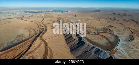 Blick aus der Vogelperspektive auf Cerro Dominador, ein riesiges Gebiet in der Atacama-Wüste, wo Mineralien aus dem trockenen Boden gewonnen werden; Antofagasta, Chile, Südamerika Stockfoto