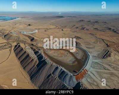 Blick aus der Vogelperspektive auf Cerro Dominador, ein riesiges Gebiet in der Atacama-Wüste, wo Mineralien aus dem trockenen Boden gewonnen werden; Antofagasta, Chile, Südamerika Stockfoto