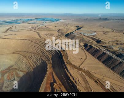 Blick aus der Vogelperspektive auf Cerro Dominador, ein riesiges Gebiet in der Atacama-Wüste, wo Mineralien aus dem trockenen Boden gewonnen werden; Antofagasta, Chile, Südamerika Stockfoto