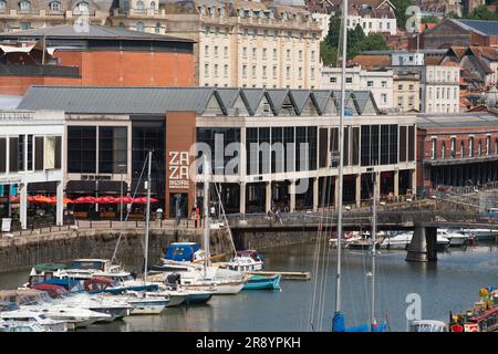 Boote, die an Restaurants im schwimmenden Hafen im Stadtzentrum von Bristol, England, festgemacht sind Stockfoto