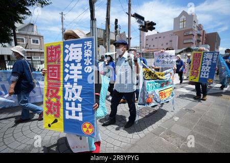 (230623) -- TOKIO, 23. Juni 2023 (Xinhua) -- Menschen protestieren gegen den Plan der japanischen Regierung, nuklearverseuchtes Wasser ins Meer zu leiten, in Fukushima, Japan, 20. Juni 2023. (Xinhua/Zhang Xiaoyu) Stockfoto