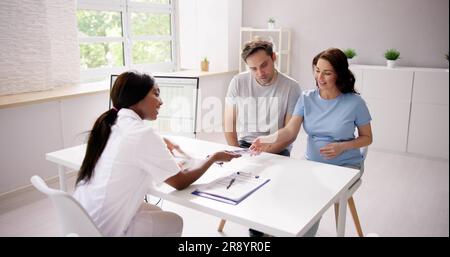 Weibliche Ärztin Erklärt Ultraschall-Scan Der Frau Im Krankenhaus Stockfoto