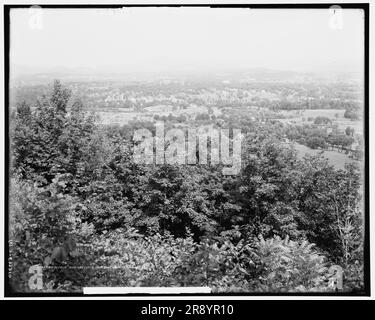 Pittsfield und Greylock Mountain vom Country Club, Mass., zwischen 1900 und 1915. Stockfoto