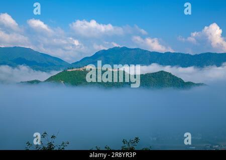 Wolkenmeer und Ruinen von Schloss Takeda Stockfoto