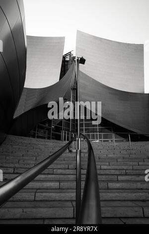 Eine Graustufe der berühmten Walt Disney Concert Hall in Los Angeles, Kalifornien Stockfoto