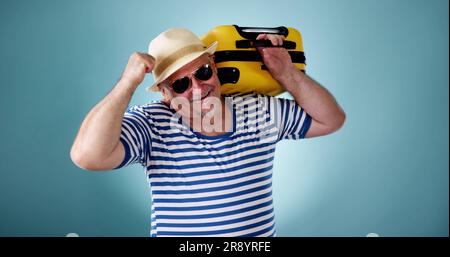 Lustiger Fetter Mann Mit Tasche In Den Sommerferien Stockfoto