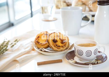 Pasteis de nata, traditionelle süße portugiesische Küche. Kleine knusprige Blätterteigkuchen und eine Sahne aus Eiern. Stockfoto