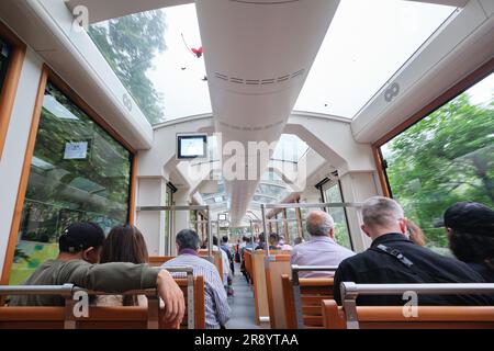 Hongkong, China - April 24 2023: Innenausstattung der neuen Peak Tram mit Passagieren Stockfoto