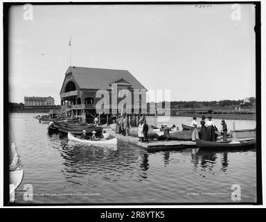 Clubhaus, Kennebunkport, Maine, zwischen 1890 und 1901. Leute, die Kanufahrten auf dem Kennebunk River machen. Stockfoto