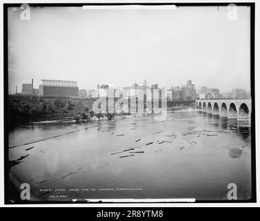 Steinbrücke über den Mississippi, Minneapolis, Minnesota, c1905. Panoramafotos zeigen die Stone Arch Bridge, die den Eisenbahnverkehr über den Mississippi River in Minneapolis, Minnesota, führte. Stockfoto