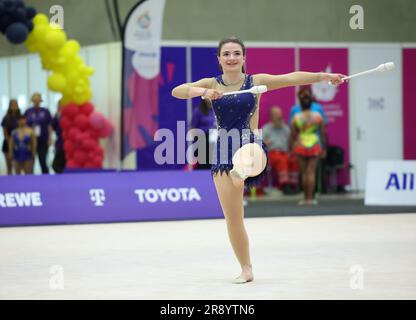 Berlin, Deutschland. 21. Juni 2023. Eleni Tilkeridou von SO Hellas (Griechenland) tritt während des rhythmischen Turnens beim Special Olympics World Game auf Stockfoto