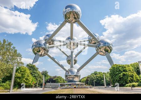 Brüssel, Belgien - 15. Juni 2023: Das Brüsseler Atomium, ein modernistisches Gebäude, das ein Silberatommodell darstellt. Ursprünglich als konstruiert Stockfoto