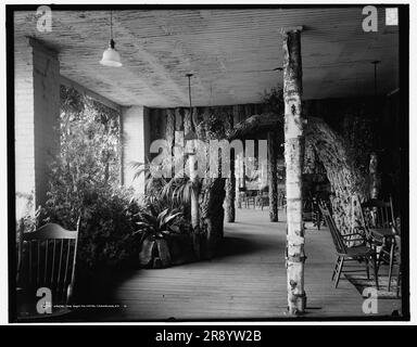 The Grotto, Hotel Champlain, N.Y., zwischen 1900 und 1910. Das Hotel diente als US-Präsident William McKinleys 'Weißes Sommerhaus'. Die Aussicht zeigt einen Bogen, der durch den Stamm eines Baumes geschnitten wurde. Stockfoto