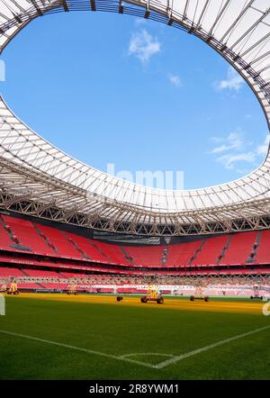 Blick auf das Spielfeld mit Rasenpflegeausrüstung in der San Mames Arena, dem offiziellen Heimstadion des FC Athletic Bilbao, Spanien Stockfoto