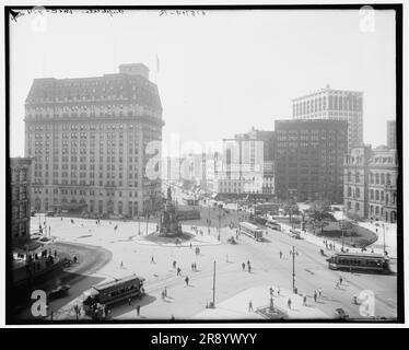 Campus Martius, Detroit, Michigan, zwischen 1910 und 1915. Beachten Sie Michigan Soldiers' and Sailors' Monument, Straßenbahnen und Werbung für Canadian Pacific Railway, Bier und „A.B. Gasbereiche“. Stockfoto