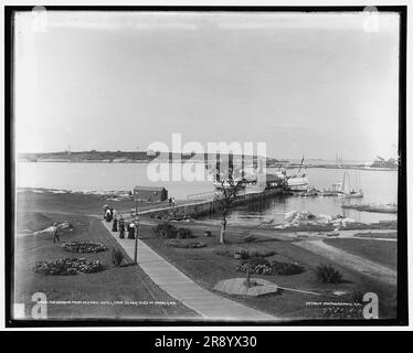 Der Hafen vom Oceanic Hotel, Star Island, Isles of Shoals, N.H., c1900. Frauen, die auf einem Holzsteg zum Dampfschiff am Pier laufen. Stockfoto