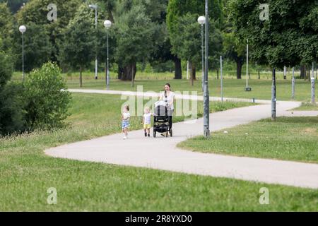 Zagreb, Kroatien. 23. Juni 2023. Die Landschaft des Jarun-Sees ist an heißen Tagen in Zagreb, Kroatien, am 23. Juni 2023 zu sehen. Foto: Igor Kralj/PIXSELL Kredit: Pixsell/Alamy Live News Stockfoto