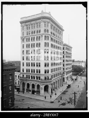National Bank of Savannah, Savannah, Georgia, c1907. Das Gebäude wurde von Hyman Wallace Witcover entworfen. Beachten Sie den Schuhladen auf Straßenebene: „Beacon $3,00 Shoe – Maker to Wearer Direct – One Price...116 Styles“. Stockfoto