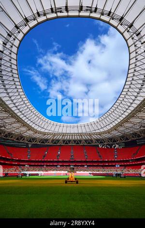 Blick auf das Spielfeld mit Rasenpflegeausrüstung in der San Mames Arena, dem offiziellen Heimstadion des FC Athletic Bilbao, Spanien Stockfoto