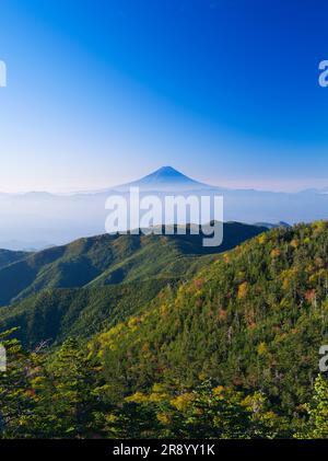 Herbstfarben und Berg Fuji vom Berg Kokushigatake in den Okuchichibu-Bergen Stockfoto