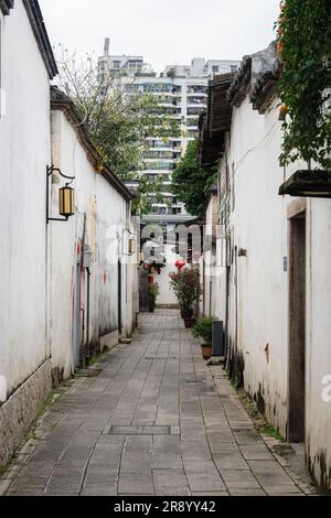 Eine ruhige Straße im historischen Viertel einer chinesischen Stadt, gesäumt von traditionellen Gebäuden Stockfoto