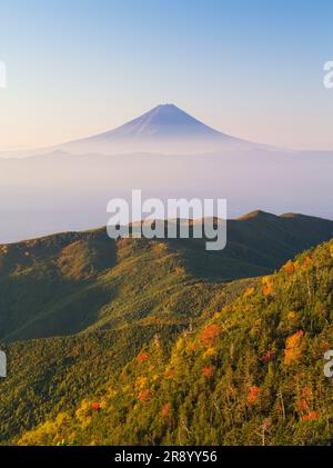 Der morgendliche Blick auf die Herbstfarben und den Fuji vom Berg Kokushigatake in den Okuchichibu-Bergen Stockfoto