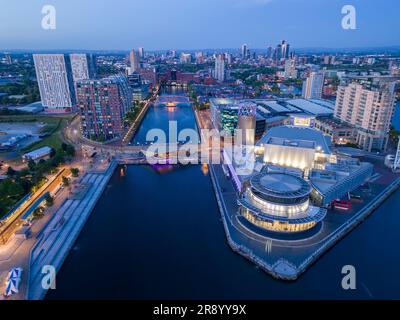 Luftaufnahme des Lowry Centre an den Salford Quays mit Manchester im Hintergrund, England Stockfoto