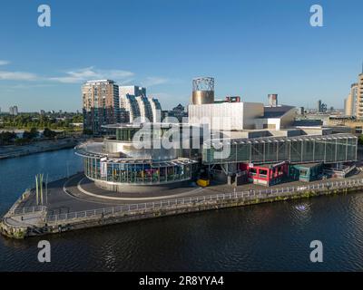 Luftaufnahme des Lowry Centre, Salford Quays, die Stadt Manchester im Hintergrund, England, enthüllt Stockfoto
