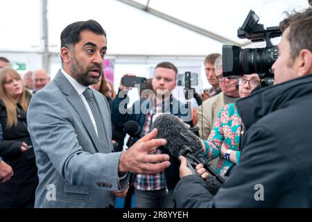 Der erste Minister von Schottland Humza Yousaf spricht am zweiten Tag der Royal Highland Show im Royal Highland Centre in Ingliston, Edinburgh, vor den Medien. Foto: Freitag, 23. Juni 2023. Stockfoto