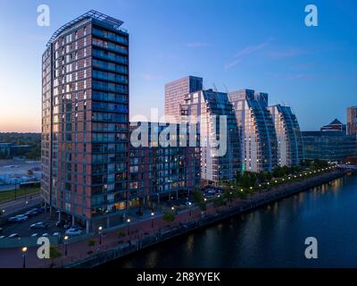 Luftaufnahme der NV Apartments bei Sonnenuntergang, Salford Quays, Manchester, England Stockfoto