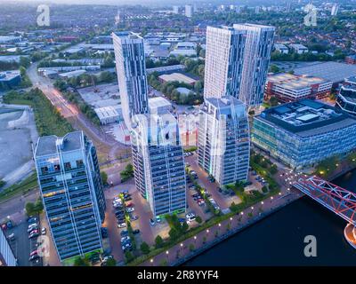 Die NV Apartments, Salford Quays, Manchester, England aus der Vogelperspektive Stockfoto