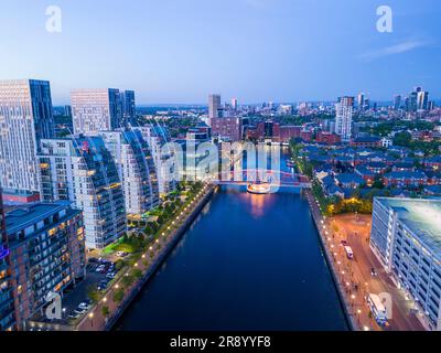 Blick aus der Vogelperspektive auf die NV Apartments und Wohnhäuser, Salford Quays, Manchester, England Stockfoto