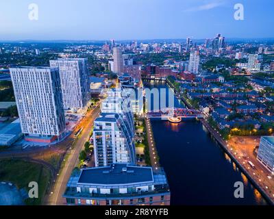 Blick aus der Vogelperspektive auf die NV Apartments und Wohnhäuser, Salford Quays, Manchester, England Stockfoto