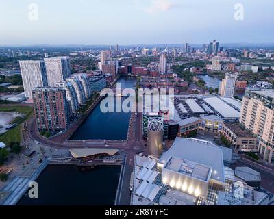 Blick aus der Vogelperspektive auf die NV Apartments und Wohnhäuser, Salford Quays, Manchester, England Stockfoto
