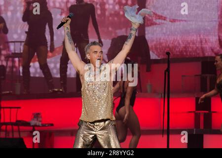 Bergen, Norwegen. 22. Juni 2023. Der englische Sänger, Songwriter und Musiker Robbie Williams führt ein Live-Konzert im Koengen in Bergen auf. (Foto: Gonzales Photo/Alamy Live News Stockfoto