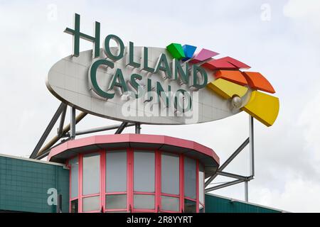 Fassade des Holland Casino in Leeuwarden mit mehrfarbigem Logo. Holland Casino hat das exklusive Recht, Tischspiele in den Niederlanden anzubieten. Stockfoto