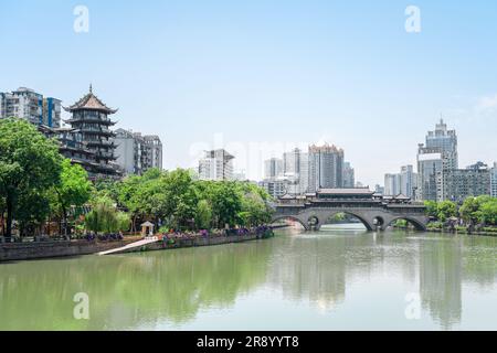 Ein sonniger Tag auf der Flusspromenade in Chengdu. Stockfoto