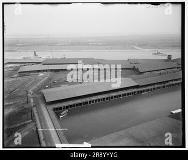 Die Docks, Savannah, Georgia, zwischen 1900 und 1915. Dampfschiff auf dem Savannah River, Güterbahnhof und Güterwagen, Bahnlinie und Bahnübergang. Stockfoto