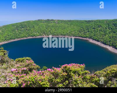 Mt. Miyama-kirishima und frischer grüner Onami-Teich Stockfoto