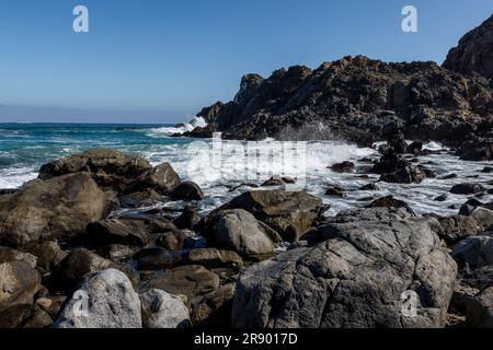 Genießen Sie das Meer und die felsige Küste der Isla Pan de Azúcar im Nationalpark Pan de Azúcar in der Atacama-Wüste in Chile - Reisen nach Südamerika Stockfoto