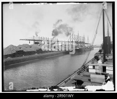 Erz bei L. S. &Amp; M.S. Lake Shore und Michigan Southern Ry. Docks, Ashtabula, Ohio, c1901. Der Erzträger Carrington ist auf der linken Seite des Kanals zu sehen. Stockfoto