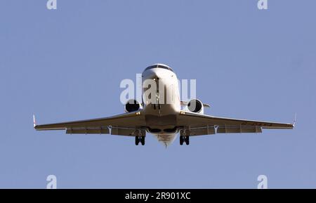 Geschäftsjet von Avcon Jet Airlines nähert sich der Landebahn am Flughafen El Prat Stockfoto