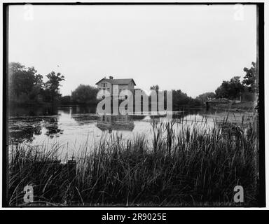 Green Lake, Wisconsin, alte Mühle am Bahnhof, zwischen 1880 und 1899. Stockfoto