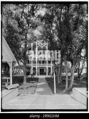 Star Island House, St. Clair Flats, zwischen 1890 und 1901. Holzgebäude mit umlaufender Veranda - Gäste können sich in Schaukelstühlen entspannen. Stockfoto